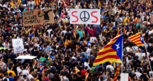 Manifestación de estudiantes en la plaza de Catalunya de Barcelona, esta semana, en protesta por la violencia policial. Quique García EFE