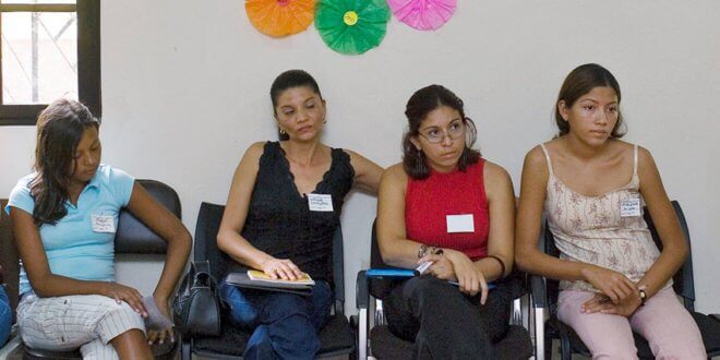 Participantes en un taller sobre violencia contra la mujer en Honduras Foto archivo: ONU/Mark Garten