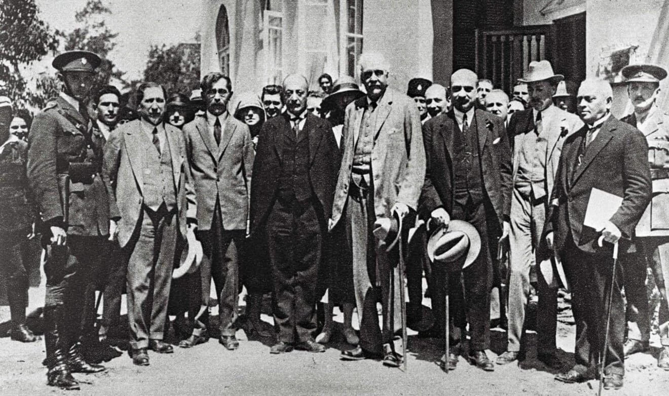 Arthur Balfour, cuarto por la derecha, en 1925 en una visita aTel Aviv. AFP