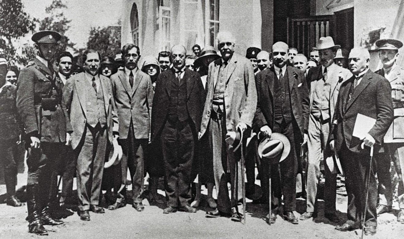 Dossier - Semana 44 3 Arthur Balfour, cuarto por la derecha, en 1925 en una visita aTel Aviv. AFP