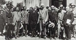 Arthur Balfour, cuarto por la derecha, en 1925 en una visita aTel Aviv. AFP