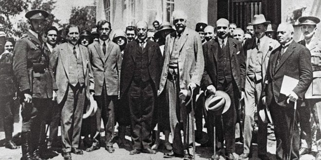 Arthur Balfour, cuarto por la derecha, en 1925 en una visita aTel Aviv. AFP