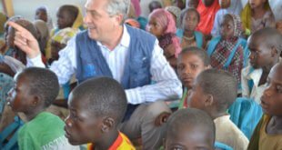 El Alto Comisionado para los Refugiados, Filippo Grandi, en Baga Solo, en Chad, con niños refugiados. Foto: ACNUR / Ibrahima Diane