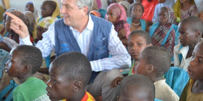 El Alto Comisionado para los Refugiados, Filippo Grandi, en Baga Solo, en Chad, con niños refugiados. Foto: ACNUR / Ibrahima Diane