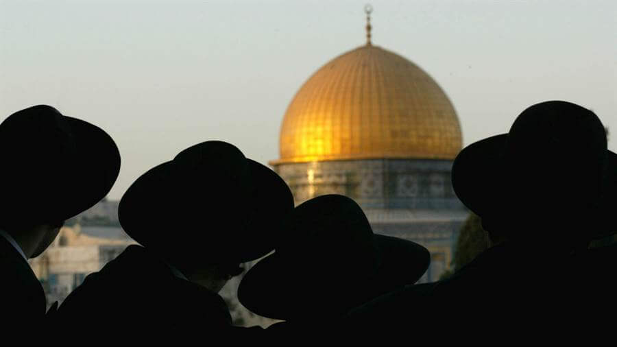 Judíos ortodoxos miran hacia el Domo de la Roca, el sitio sagrado de los islámicos. Foto: Reuters