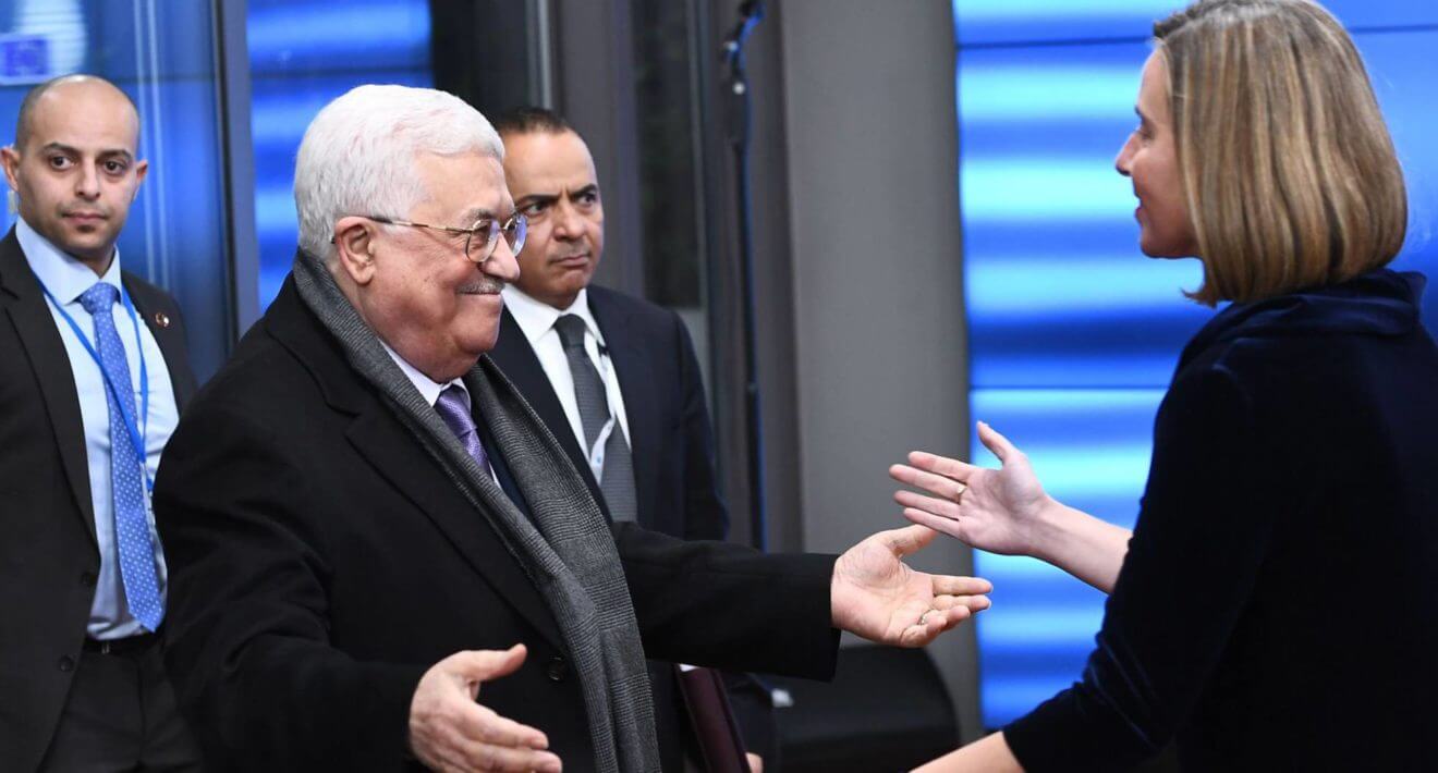 Mahmud Abbas saluda a Federica Mogherini a su llegada a Bruselas. EMMANUEL DUNAND AFP