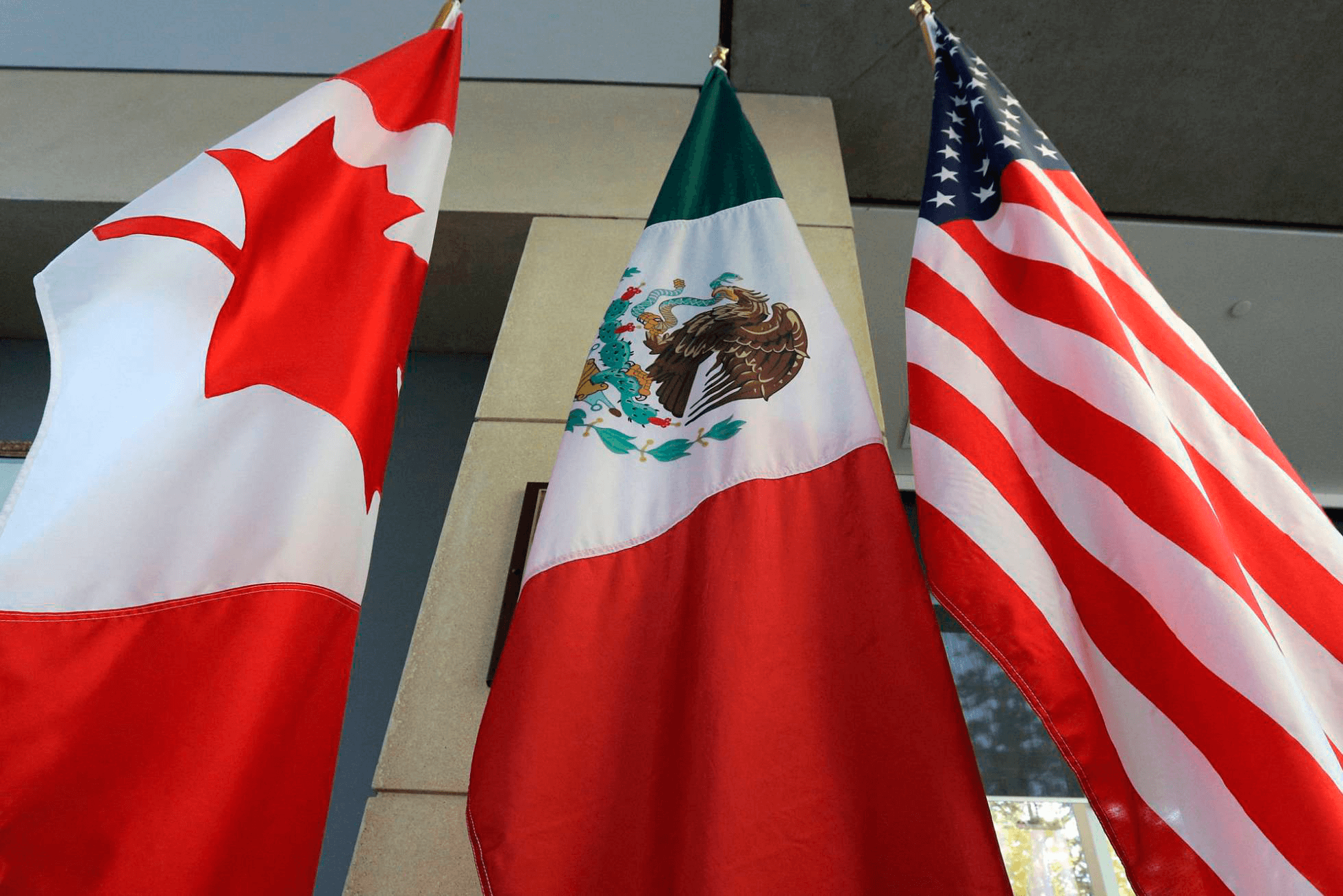 Las banderas de Canadá, México y EE UU, en una de las últimas rondas de negociación del TLC. LARS HAGBERG AFP
