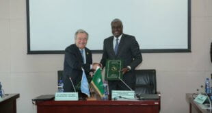 Antonio Guterres, el Secretario General de la ONU, y Moussa Faki, el presidente de la Comisión de la Unión Africana, firman el acuerdo marco entre la dos organizaciones. Foto: UN Photo/Antonio Fiorente