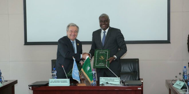 Antonio Guterres, el Secretario General de la ONU, y Moussa Faki, el presidente de la Comisión de la Unión Africana, firman el acuerdo marco entre la dos organizaciones. Foto: UN Photo/Antonio Fiorente