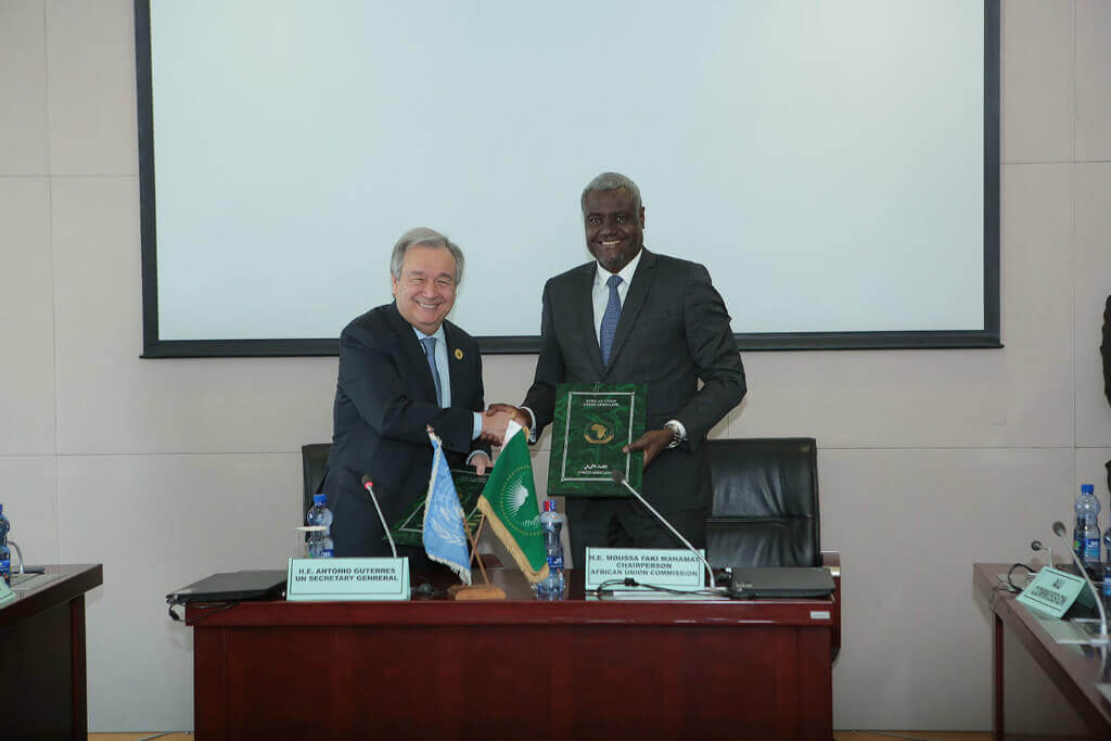 Antonio Guterres, el Secretario General de la ONU, y Moussa Faki, el presidente de la Comisión de la Unión Africana, firman el acuerdo marco entre la dos organizaciones. Foto: UN Photo/Antonio Fiorente