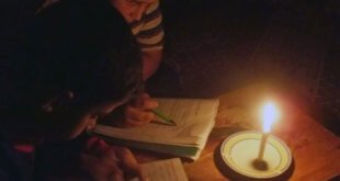 Ante la falta de electricidad, dos niños leen a la luz de una vela en Gaza. Foto: Ahmend Dallou/IRIN