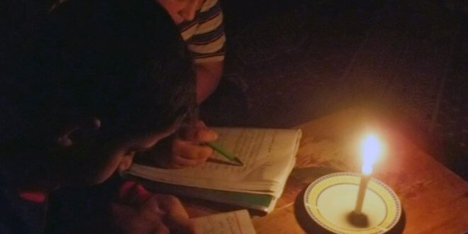 Ante la falta de electricidad, dos niños leen a la luz de una vela en Gaza. Foto: Ahmend Dallou/IRIN