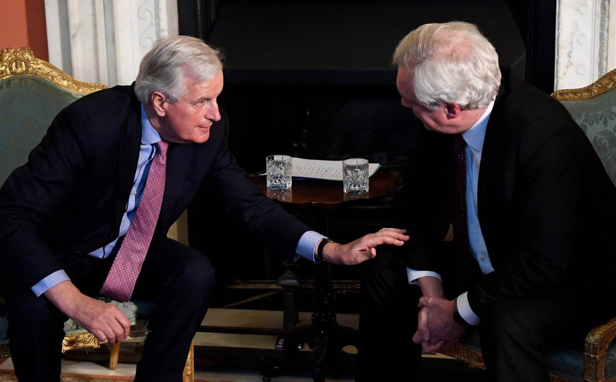 Michel Barnier (izquierda) y David Davis, en Downing Street. NEIL HALL EFE