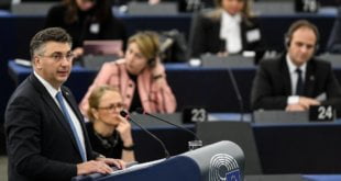 El primer ministro croata, Andrej Plenkovic, durante una sesión del Parlamento Europeo en Estrasburgo este martes. Patrick Seeger EFE