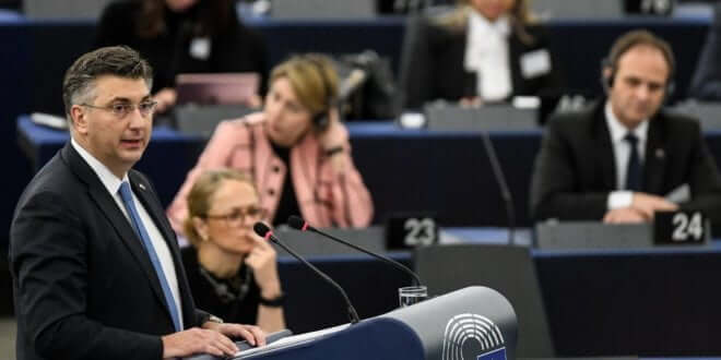 El primer ministro croata, Andrej Plenkovic, durante una sesión del Parlamento Europeo en Estrasburgo este martes. Patrick Seeger EFE