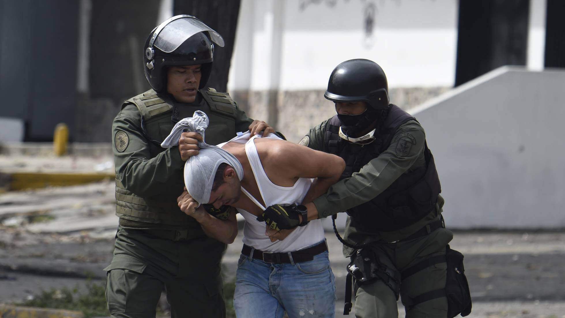 Un activista antigubernamental es detenido en Caracas en julio de 2017. JUAN BARRETO AFP / GETTY