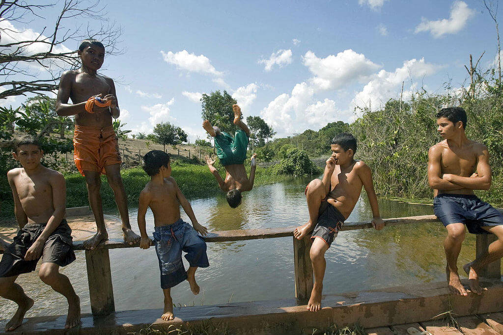 Jóvenes residentes en el bosque nacional Tapajós, en Brasil, nadan en el río para refrescarse del intenso calor. Foto archivo: ONU/Eskinder Debebe