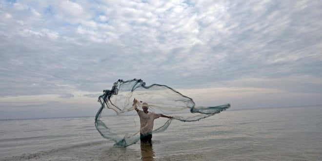 Un pescador de Timor Leste lanza la red para atrapar peces. Foto: ONU/ Martine Perret
