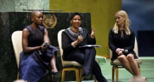 Actriz y activista Danair Gurira, junto con la directora ejecutiva de ONU mujeres, Phumzile Mlambo-Ngcuka, y la también actriz y activista Reese Witherspoon, durante la celebración del Día Internacional de la Mujer en la ONU.
