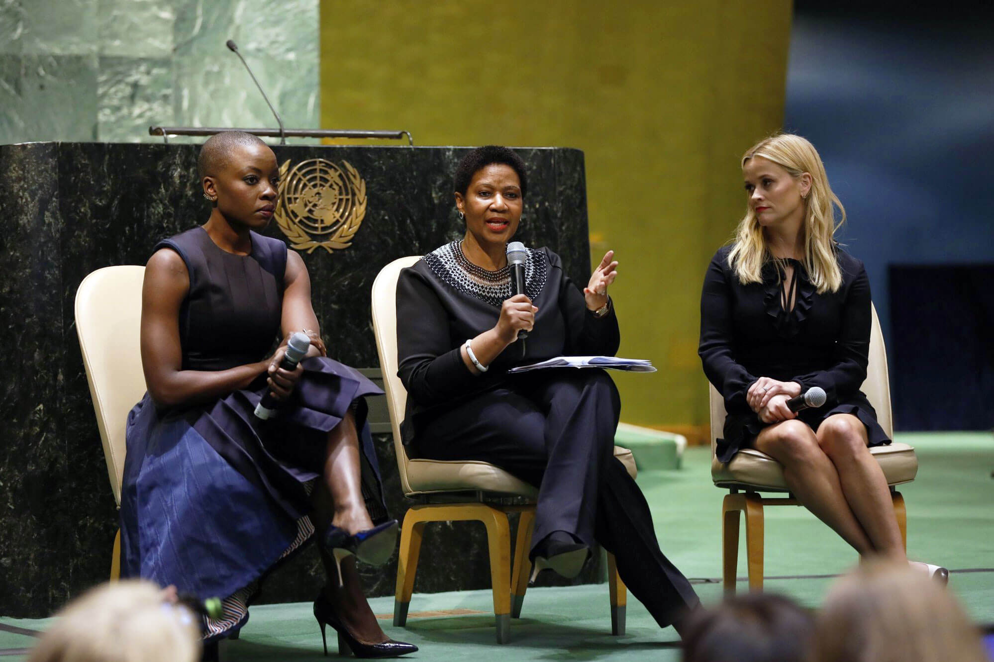 Actriz y activista Danair Gurira, junto con la directora ejecutiva de ONU mujeres, Phumzile Mlambo-Ngcuka, y la también actriz y activista Reese Witherspoon, durante la celebración del Día Internacional de la Mujer en la ONU.