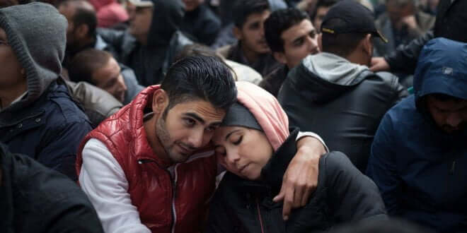 UNICEF/UNI199995/Gilbertson V Refugiados esperan para ser registrados como solicitantes de asilo en Berlín, Alemania.