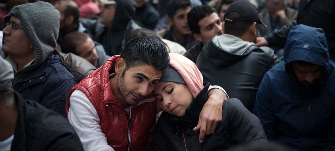 UNICEF/UNI199995/Gilbertson V Refugiados esperan para ser registrados como solicitantes de asilo en Berlín, Alemania.