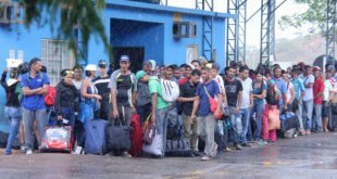 ACNUR/Reynesson Damasceno Venezolanos en Pacaraima, ciudad fronteriza con Venezuela, esperando en las dependencias de la Policía Federal, encargada de recibir a los solicitantes de asilo o permisos especiales de residencia en Brasil, el 16 de febrero de 2018.