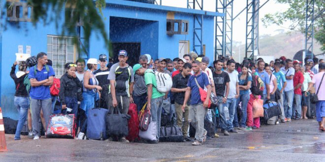 ACNUR/Reynesson Damasceno Venezolanos en Pacaraima, ciudad fronteriza con Venezuela, esperando en las dependencias de la Policía Federal, encargada de recibir a los solicitantes de asilo o permisos especiales de residencia en Brasil, el 16 de febrero de 2018.