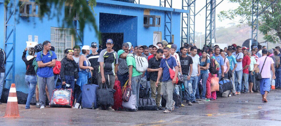 ACNUR/Reynesson Damasceno Venezolanos en Pacaraima, ciudad fronteriza con Venezuela, esperando en las dependencias de la Policía Federal, encargada de recibir a los solicitantes de asilo o permisos especiales de residencia en Brasil, el 16 de febrero de 2018.