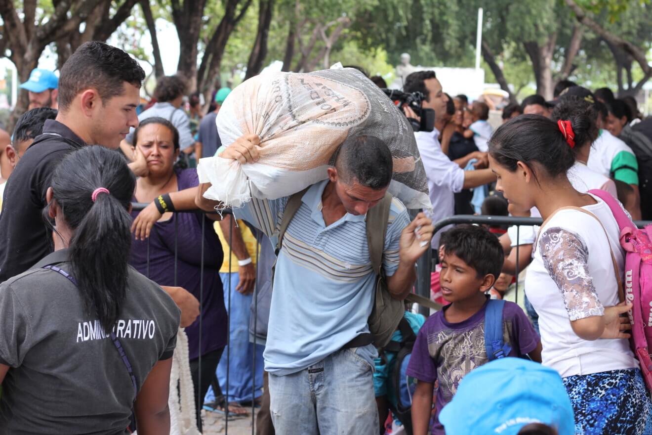 UNHCR/Reynesson Damasceno Las familias venezolanas se refugian en la plaza de Simón Bolívar, en el centro de Boa Vista. Con ayuda de ACNUR y las autoridades brasileñas, se traslandan al asentamiento del Jardim Floresta.