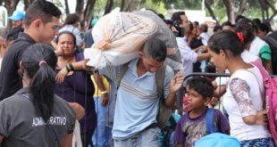 UNHCR/Reynesson Damasceno Las familias venezolanas se refugian en la plaza de Simón Bolívar, en el centro de Boa Vista. Con ayuda de ACNUR y las autoridades brasileñas, se traslandan al asentamiento del Jardim Floresta.