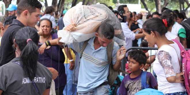UNHCR/Reynesson Damasceno Las familias venezolanas se refugian en la plaza de Simón Bolívar, en el centro de Boa Vista. Con ayuda de ACNUR y las autoridades brasileñas, se traslandan al asentamiento del Jardim Floresta.