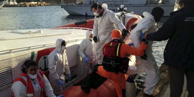 ACNUR/Alfredo D’Amato En el puerto de Lampedusa, los guardacostas italianos desembarcan a los supervivientes de un naufragio en el Mediterráneo. Foto: ACNUR / Federico Fossi