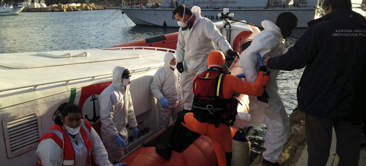 ACNUR/Alfredo D’Amato En el puerto de Lampedusa, los guardacostas italianos desembarcan a los supervivientes de un naufragio en el Mediterráneo. Foto: ACNUR / Federico Fossi