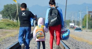 Los niños migrantes y refugiados deberían estar con sus padres