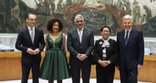ONU/Eskinder Debebe Los representantes de los cinco miembros no permanentes del Consejo de Seguridad recién elegidos. (de izq. a dcha): Alemania, Sudáfrica, el Ministro de Relaciones Exteriores de la República Dominicana, Miguel Vargas Maldonado, Indonesia y Bélgica.