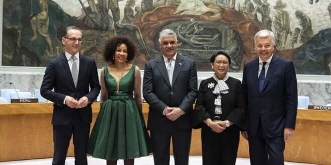 ONU/Eskinder Debebe Los representantes de los cinco miembros no permanentes del Consejo de Seguridad recién elegidos. (de izq. a dcha): Alemania, Sudáfrica, el Ministro de Relaciones Exteriores de la República Dominicana, Miguel Vargas Maldonado, Indonesia y Bélgica.