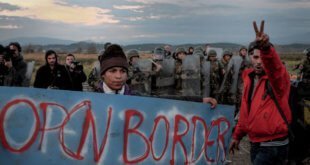 UNICEF/Ashley Gilbertson Refugiados y migrantes protestan por las restricciones impuestas en la frontera de Grecia con la ex República Yugoslava de Macedonia.