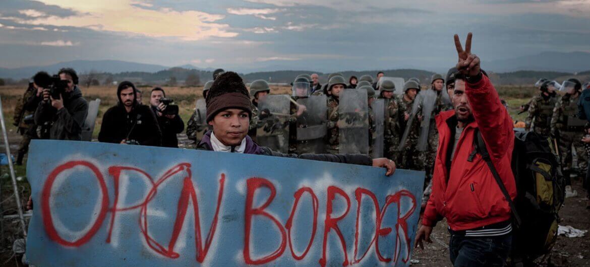 UNICEF/Ashley Gilbertson Refugiados y migrantes protestan por las restricciones impuestas en la frontera de Grecia con la ex República Yugoslava de Macedonia.