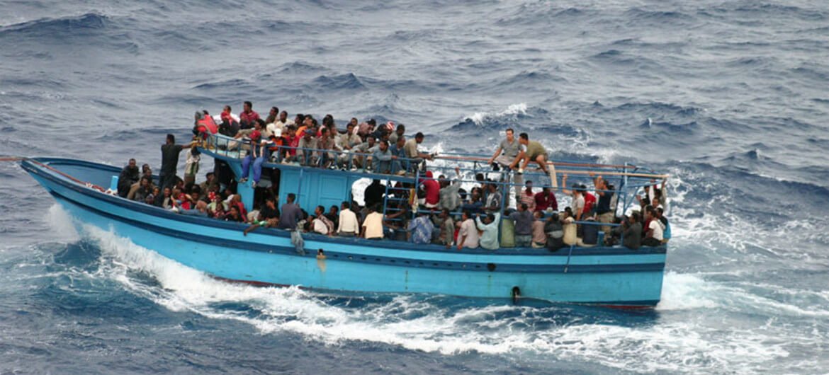 Archivo: UNHCR/L.Boldrini Una embarcación transporta refugiados y migrantes en las aguas del Mediterráneo.