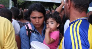 UNHCR/Reynesson Damasceno Los refugiados venezolanos se refugian en la plaza Simón Bolívar, en Boa Vista, en el estado brasileño de Roraima.