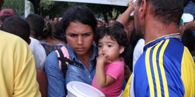 UNHCR/Reynesson Damasceno Los refugiados venezolanos se refugian en la plaza Simón Bolívar, en Boa Vista, en el estado brasileño de Roraima.
