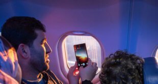 IM/Muse Mohammed Una familia mira por la ventana del avión y toma fotos mientras viajan a su nuevo hogar.