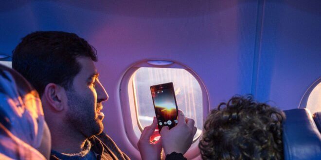IM/Muse Mohammed Una familia mira por la ventana del avión y toma fotos mientras viajan a su nuevo hogar.