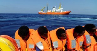 Migrantes rescatados en la costa de Libia.