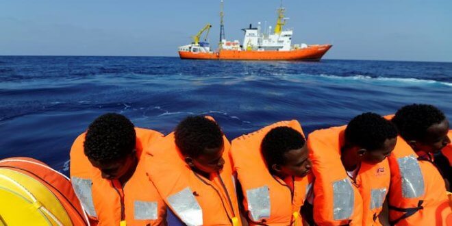 Migrantes rescatados en la costa de Libia.