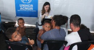 ACNUR/Reynesson Damasceno Personal de ACNUR verifica y asiste a los refugiados, solicitantes de asilo y personas de interés provenientes de Venezuela en el refugio Rondón I recientemente inaugurado en Boa Vista, Roraima, en el norte de Brasil.