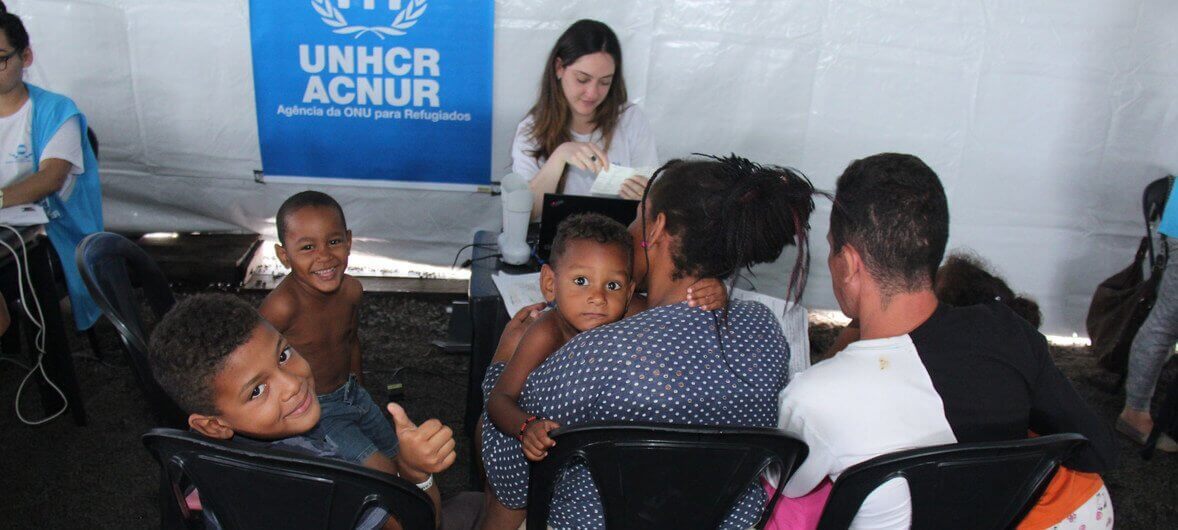 ACNUR/Reynesson Damasceno Personal de ACNUR verifica y asiste a los refugiados, solicitantes de asilo y personas de interés provenientes de Venezuela en el refugio Rondón I recientemente inaugurado en Boa Vista, Roraima, en el norte de Brasil.