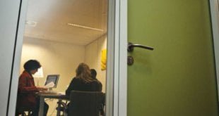 ACNUR/D. Telemans Entrevista durante un proceso de naturalización