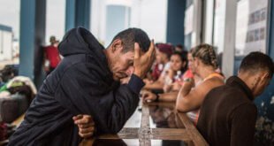 ACNUR / Sebastián Castañeda Cientos de venezolanos hacen cola en el Centro Binacional Integrado de Atención de Frontera esperan a entrar a Perú a través de la frontera con Ecuador. Las gente espera en filas, como la de esta foto de mayo de 2018, hasta 10 horas.